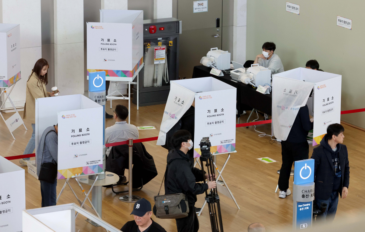 ▲제22대 국회의원선거 사전투표 첫날인 5일 인천 중구 인천국제공항 제1터미널에 마련된 사전투표소에서 유권자들이 투표를 하고 있다. 신태현 기자 holjjak@