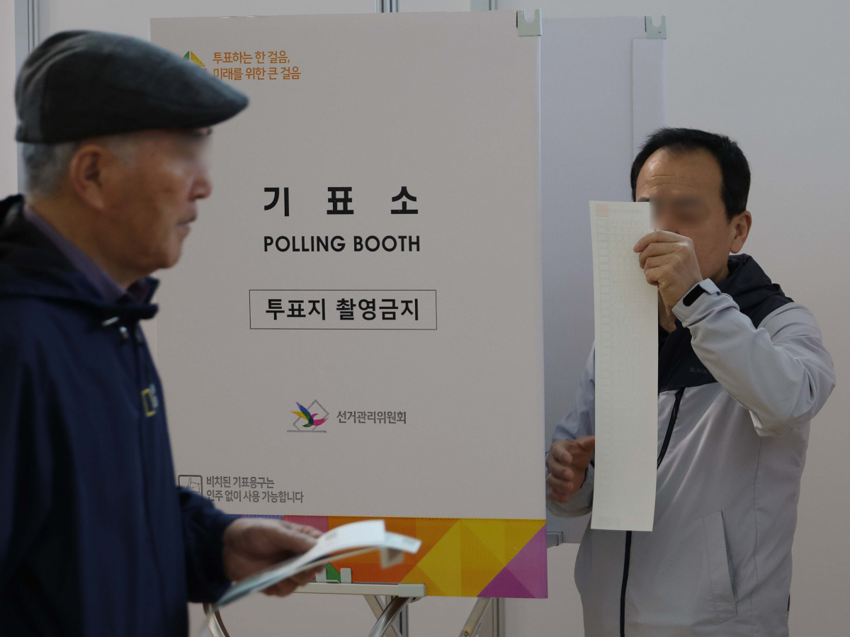 ▲제22대 국회의원선거 사전투표 첫날인 5일 인천 중구 인천국제공항 제1터미널에 마련된 사전투표소에서 유권자들이 투표를 하고 있다. 신태현 기자 holjjak@