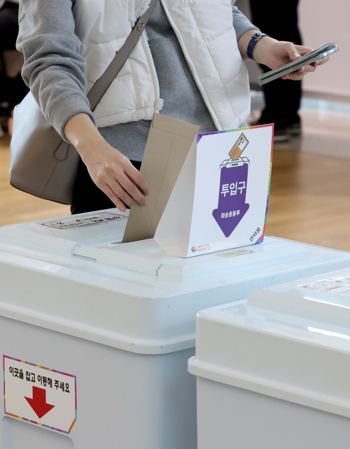 ▲제22대 국회의원선거 사전투표 첫날인 5일 인천 중구 인천국제공항 제1터미널에 마련된 사전투표소에서 유권자들이 투표를 하고 있다. 신태현 기자 holjjak@