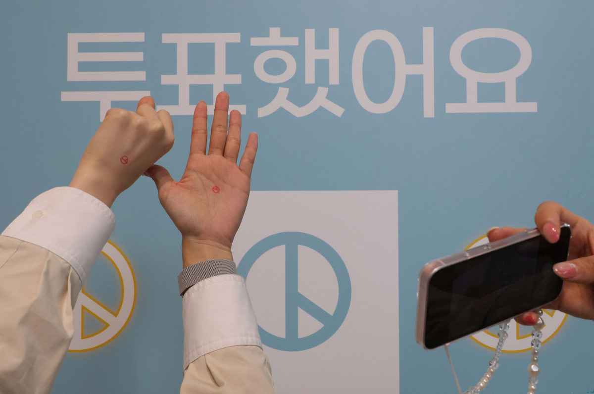 ▲제22대 국회의원선거 사전투표 첫날인 5일 인천 중구 인천국제공항 제1터미널에 마련된 사전투표소에서 항공사 직원들이 투표를 마친 뒤 기념촬영을 하고 있다. 신태현 기자 holjjak@