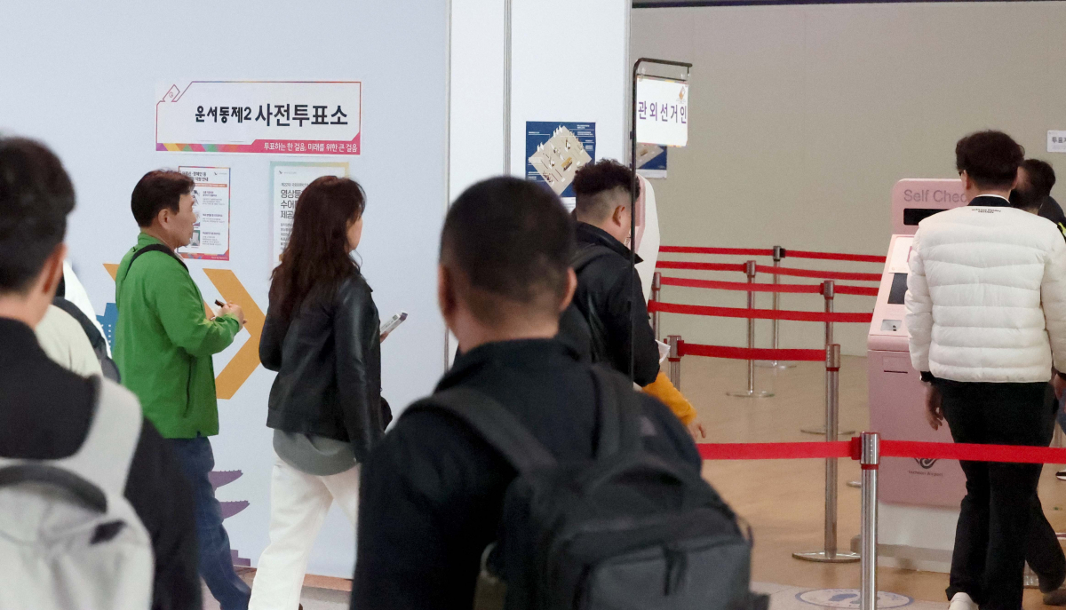 ▲제22대 국회의원선거 사전투표 첫날인 5일 인천 중구 인천국제공항 제1터미널에 마련된 사전투표소에서 유권자들이 투표소로 들어서고 있다. 신태현 기자 holjjak@