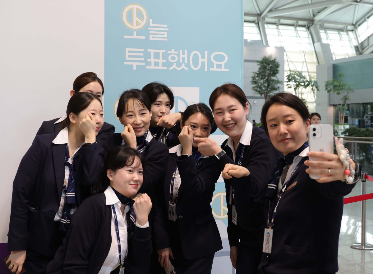 ▲제22대 국회의원선거 사전투표 첫날인 5일 인천 중구 인천국제공항 제1터미널에 마련된 사전투표소에서 항공사 직원들이 투표를 마친 뒤 기념촬영을 하고 있다. 신태현 기자 holjjak@