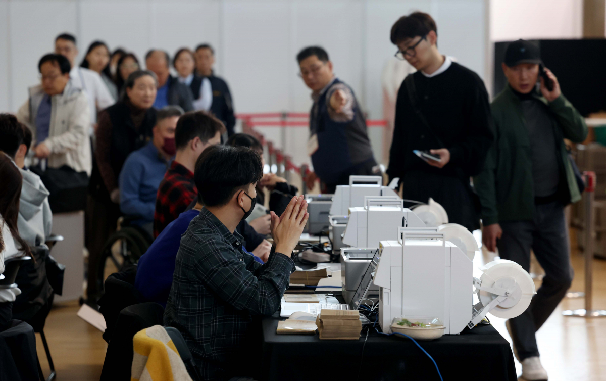 ▲제22대 국회의원선거 사전투표 첫날인 5일 인천 중구 인천국제공항 제1터미널에 마련된 사전투표소에서 유권자들이 투표를 하고 있다. 신태현 기자 holjjak@