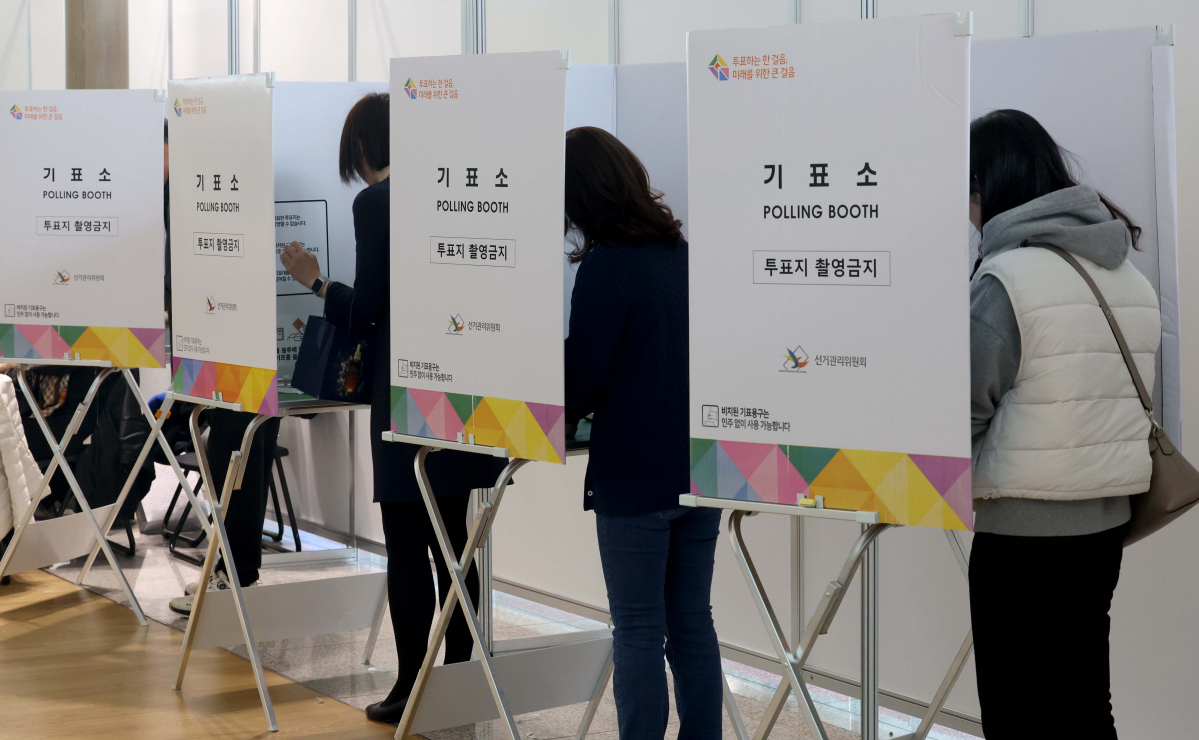 ▲제22대 국회의원선거 사전투표 첫날인 5일 인천 중구 인천국제공항 제1터미널에 마련된 사전투표소에서 유권자들이 투표를 하고 있다. 신태현 기자 holjjak@