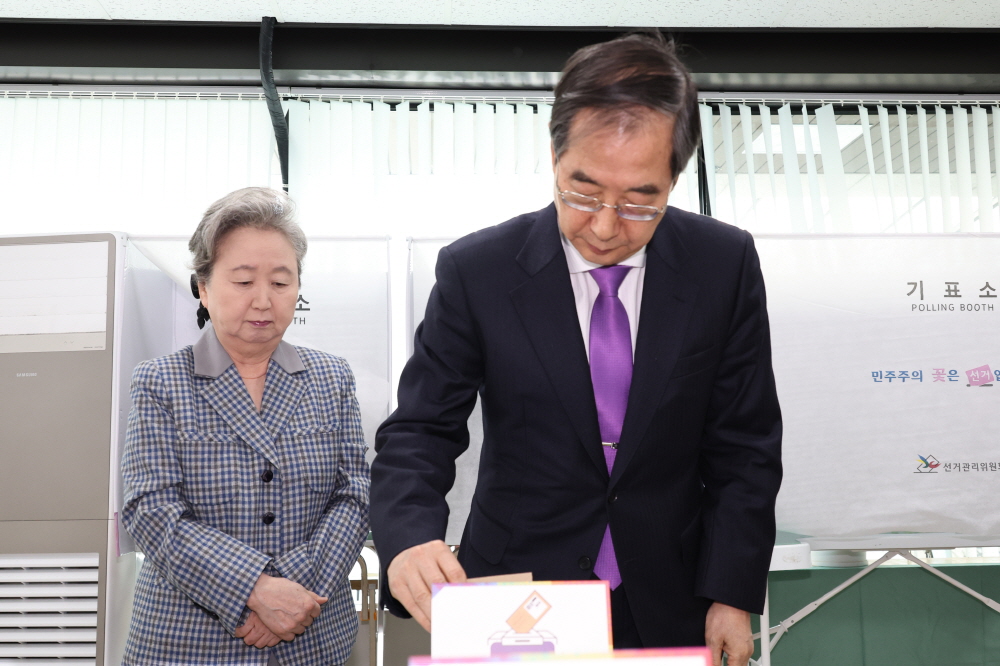 ▲한덕수 국무총리와 부인 최아영 여사가 제22대 국회의원선거 사전투표일인 5일 오전 서울 종로구 삼청동 주민센터에 마련된 사전 투표소에서 투표하고 있다. (연합뉴스)