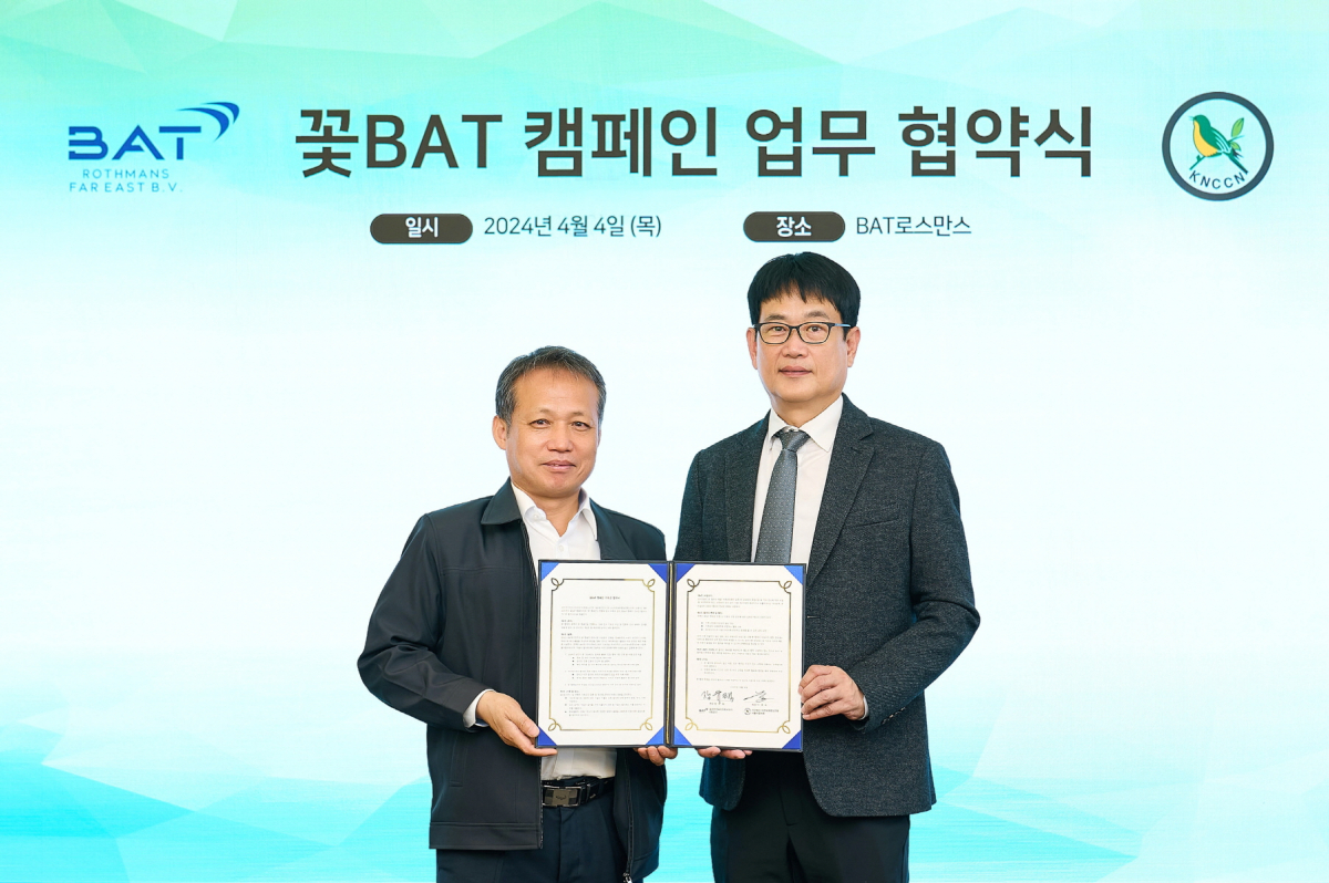 ▲4일 BAT로스만스 본사에서 열린 ‘2024년 꽃BAT 캠페인’ 업무 협약식에서 장유택 BAT로스만스 대외협력팀 전무(오른쪽)와 정경열 자연보호중앙연맹 서울특별시협의회 사무국장이 기념촬영을 하고 있다.   (사진제공=BAT로스만스)