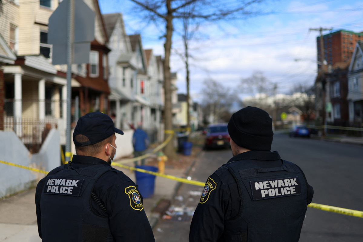 ▲뉴욕 경찰들이 5일(현지시간) 미국 뉴저지주 레바논에서 규모 4.8의 지진이 발생한 후 파손된 주택 근처에 서 있다. 뉴저지주/로이터연합뉴스