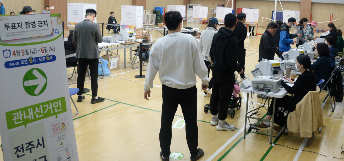 ▲제22대 국회의원선거 사전투표 둘째 날인 6일 전북 전주시 덕진구 송천동 에코데시앙 7블럭아파트에 설치된 사전투표소에서 유권자들이 투표를 하기 위해 차례를 기다리고 있다. (뉴시스)