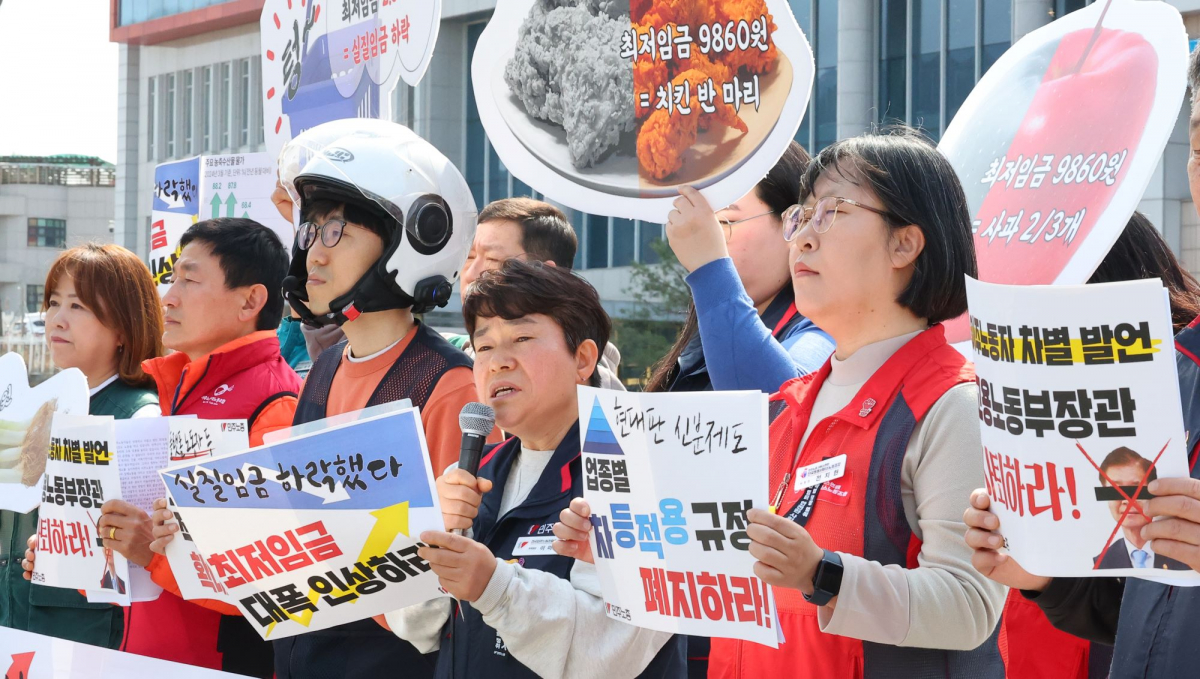 ▲이미선(앞줄 왼쪽 네번째) 전국민주노동조합총연맹(민주노총) 부위원장이 4일 서울 용산 대통령실 앞에서 열린 민주노총 최저임금 기자회견에서 최저임금 관련 발언을 하고 있다. (뉴시스)