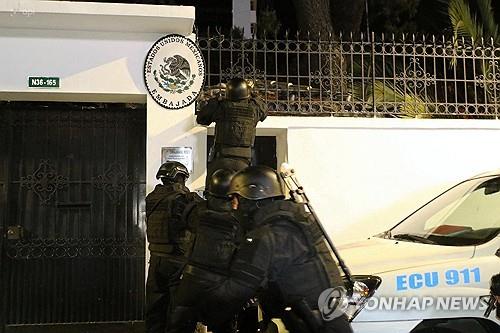 ▲5일(현지시간) 에콰도르 수도 키토의 주에콰도르 멕시코 대사관에 경찰이 진입을 시도하고 있다.  키토(에콰도르)/AFP연합뉴스