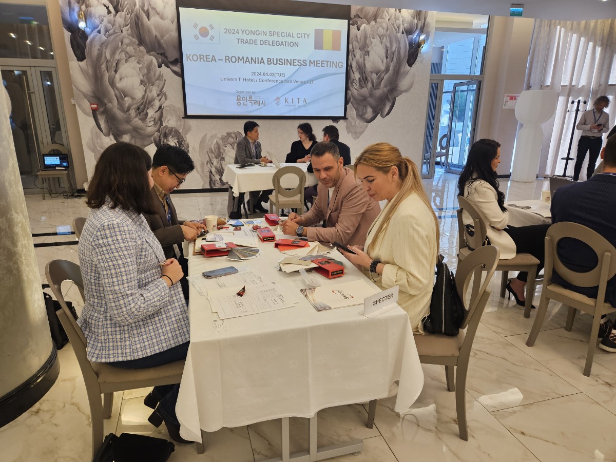 ▲용인특례시 기업들이 루마니아에서 수출 상담을 하고 있는 모습. (용인특례시)