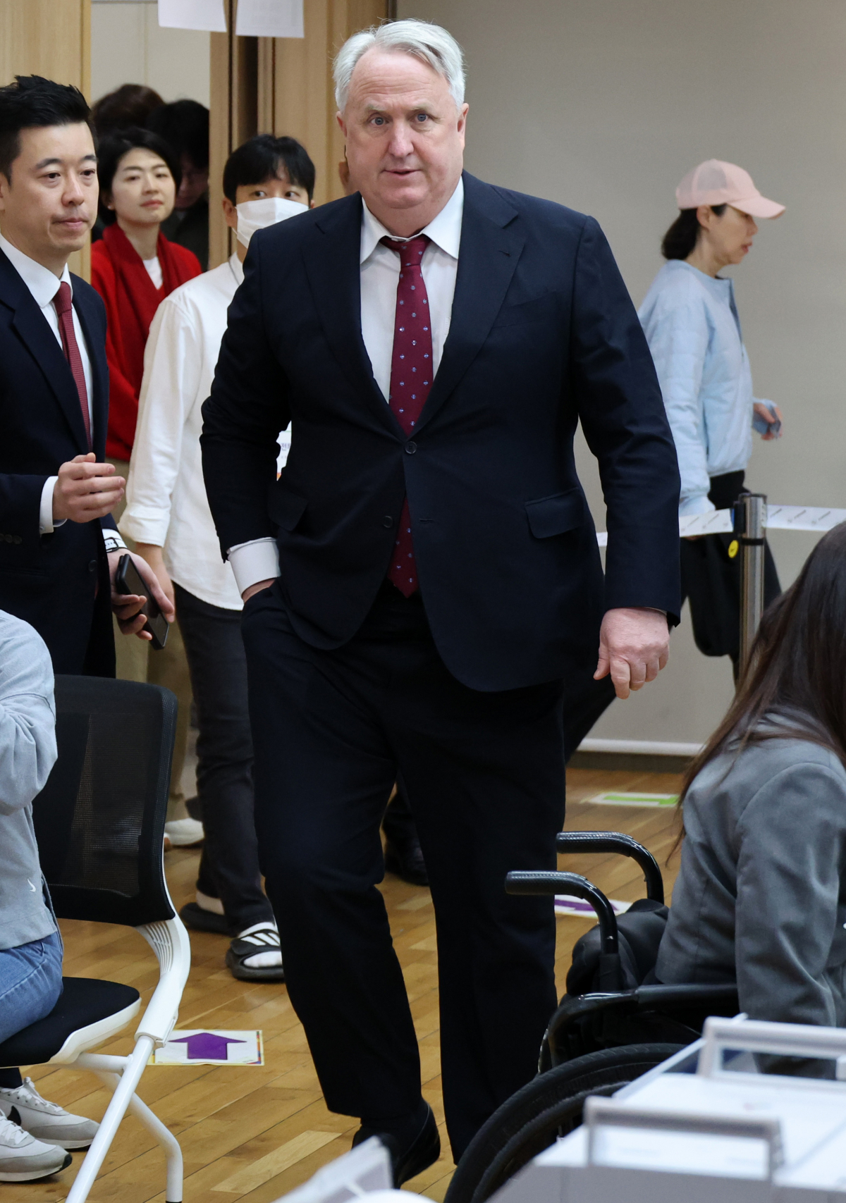 ▲인요한 국민의미래 선거대책위원장이 5일 오전 서울 영등포구 여의동주민센터에 마련된 제22대 국회의원선거 사전투표소에서 본인확인을 하기 위해 이동하고 있다.  (뉴시스)