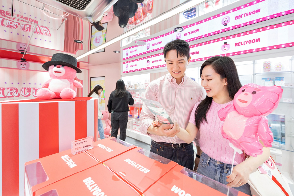 ▲롯데홈쇼핑이 내달 31일까지 서울 명동 롯데면세점 쇼룸 나우인명동에서 벨리곰 팝업스토어를 진행하는 가운데 8일 시민들이 팝업스토어에서 벨리곰 관련 상품을 살펴보고 있다. (사진제공=롯데홈쇼핑)