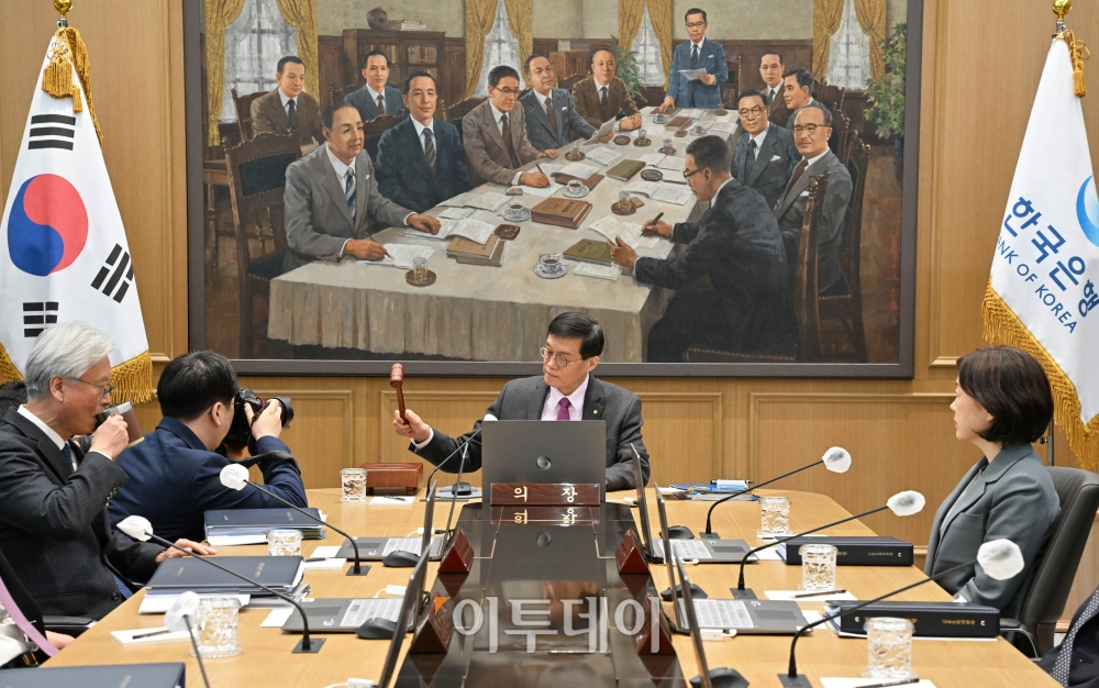 ▲이창용 한국은행 총재가 22일 오전 서울 중구 한국은행에서 열린 금융통화위원회 통화정책방향 결정회의에서 의사봉을 두드리고 있다. 2024. 02.22 사진공동취재단 (이투데이DB)