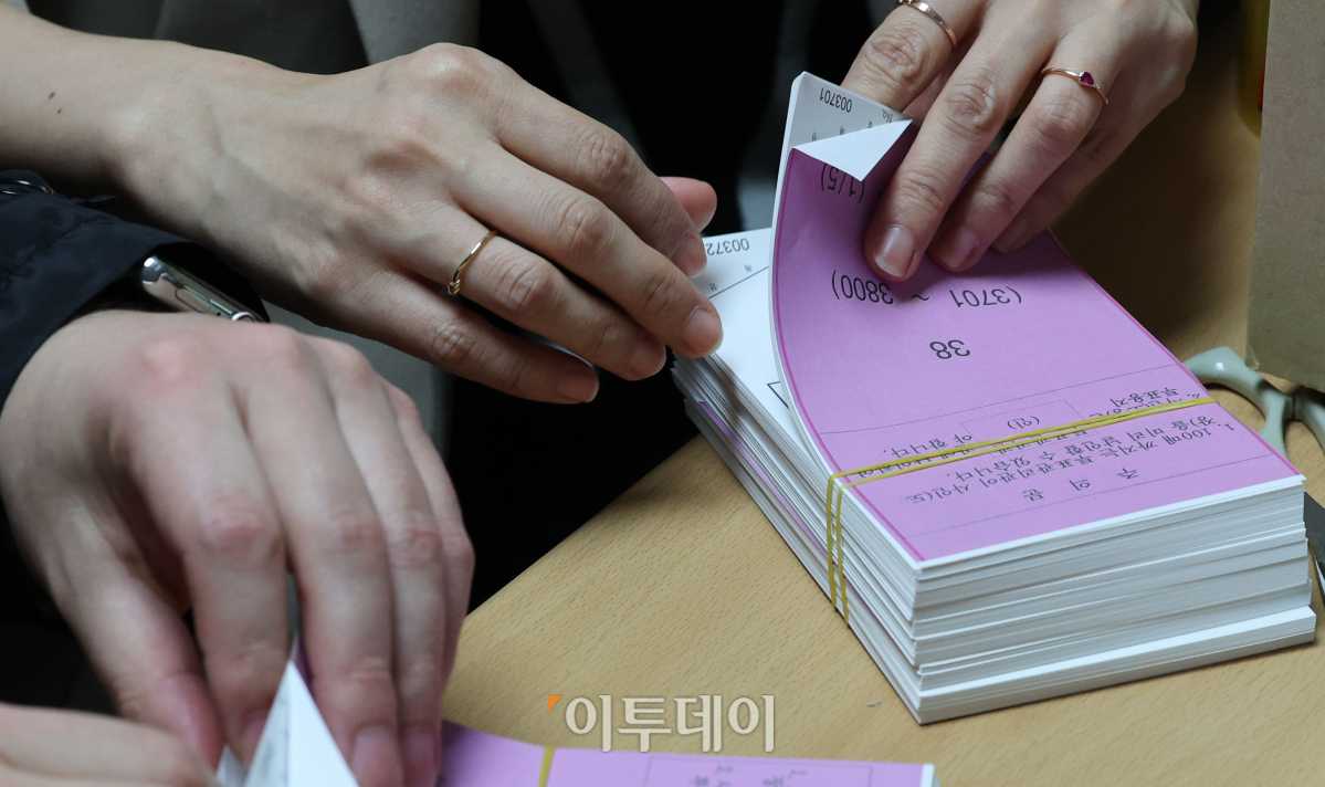 ▲제 22대 국회의원 선거를 앞둔 8일 서울 중구 선거관리위원회 사무실에서 각 동의 투표관리관들이 투표 관련 교육을 받은 후 해당 투표구에서 사용될 투표용지를 검수하고 있다. 조현호 기자 hyunho@