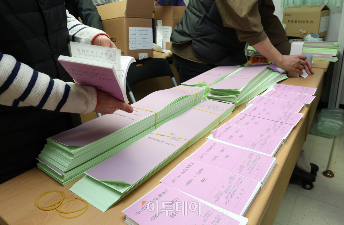 ▲제 22대 국회의원 선거를 앞둔 8일 서울 중구 선거관리위원회 사무실에서 각 동의 투표관리관들이 투표 관련 교육을 받은 후 해당 투표구에서 사용될 투표용지를 검수하고 있다. 조현호 기자 hyunho@