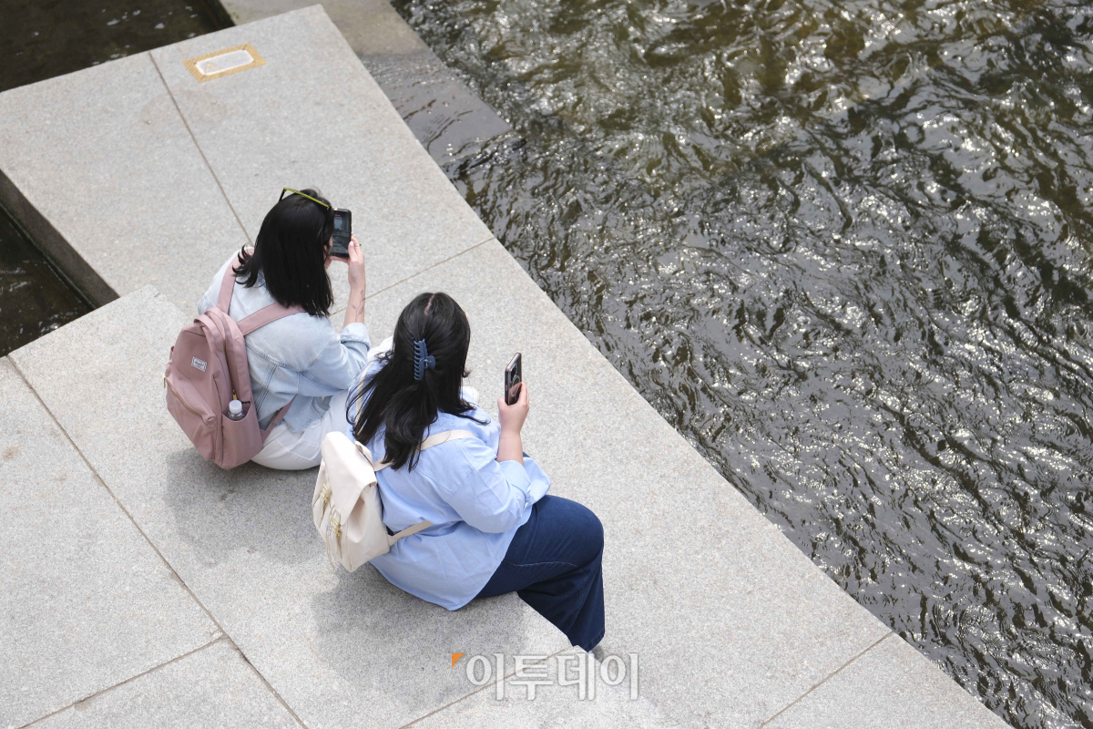 ▲서울 낮 최고기온이 23도까지 오르는 등 포근한 날씨를 보인 8일 서울 중구 청계천 일대에서 외국인 관광객들이 휴식을 취하고 있다. 기상청은 이날 한낮 기온은 서울 23도, 대전과 춘천 24도, 대구 26도 등 낮 동안 25도를 넘나들 것으로 예보했다. 조현호 기자 hyunho@