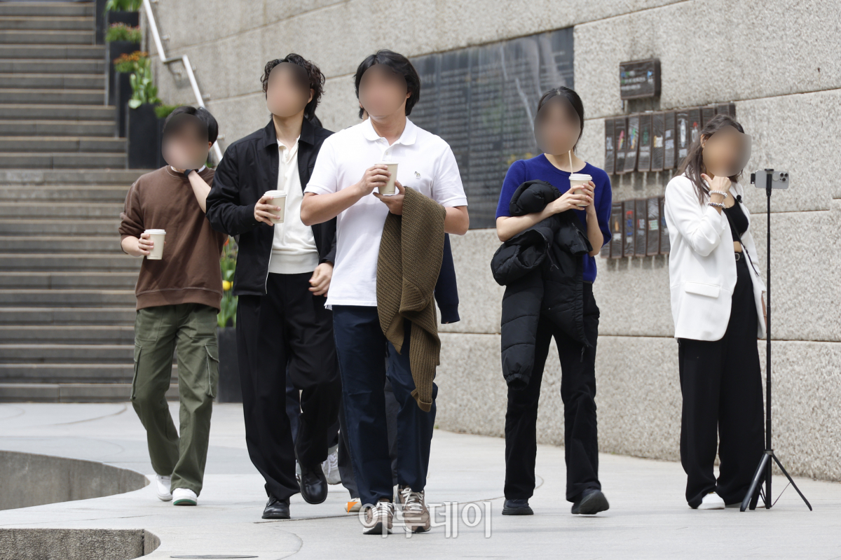 ▲서울 낮 최고기온이 23도까지 오르는 등 포근한 날씨를 보인 8일 서울 중구 청계천 일대에서 가벼운 옷차림을 한 시민들이 산책을 하고 있다. 기상청은 이날 한낮 기온은 서울 23도, 대전과 춘천 24도, 대구 26도 등 낮 동안 25도를 넘나들 것으로 예보했다. 조현호 기자 hyunho@