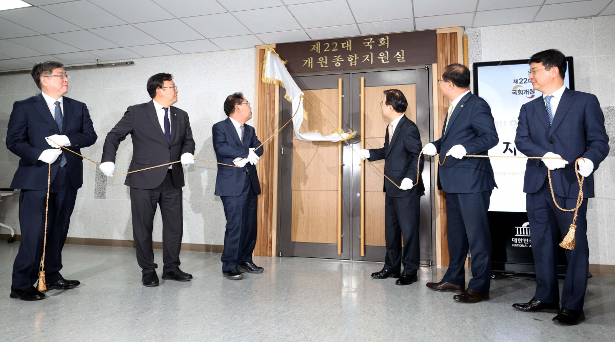 ▲백재현 국회사무총장 등이 8일 서울 여의도 국회 의원회관에서 열린 제22대 국회 개원종합지원실 현판식에서 현수막을 제막하고 있다. 사진 왼쪽부터 박장호 국회사무처 사무차장, 조의섭 국회예산정책처장, 백 총장, 이명우 국회도서관장, 권영진 국회사무처 입법차장, 이복우 국회입법조사처 정치행정조사실장. 신태현 기자 holjjak@