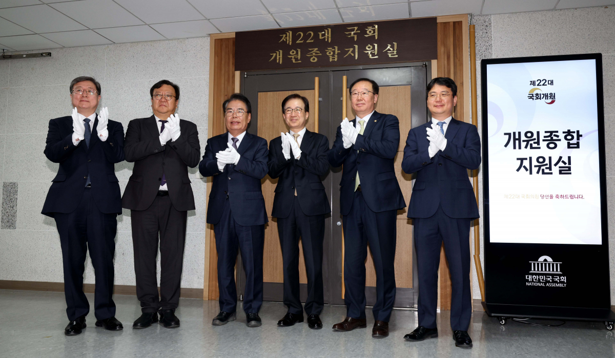 ▲백재현 국회사무총장 등이 8일 서울 여의도 국회 의원회관에서 열린 제22대 국회 개원종합지원실 현판식에서 기념촬영을 하고 있다. 사진 왼쪽부터 박장호 국회사무처 사무차장, 조의섭 국회예산정책처장, 백 총장, 이명우 국회도서관장, 권영진 국회사무처 입법차장, 이복우 국회입법조사처 정치행정조사실장. 신태현 기자 holjjak@