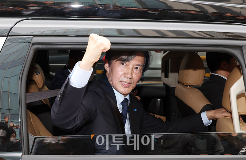 ▲조국 조국혁신당 대표가 4.10 총선을 이틀 앞둔 8일 경기 김포아트홀 앞에서 '검찰독재 조기종식, 김포시민과 함께' 유세를 마치고 지지자와 인사하고 있다. 고이란 기자 photoeran@