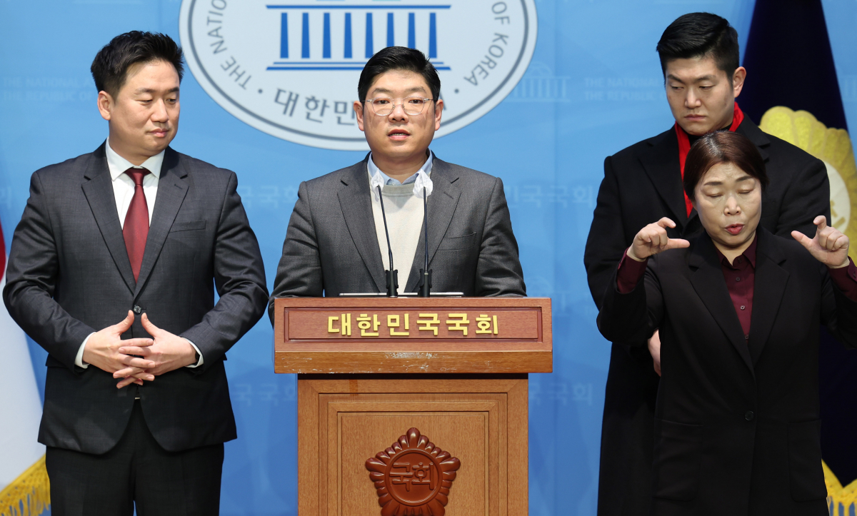 ▲[서울=뉴시스] 추상철 기자 = 국민의힘 동부벨트 3인방이 17일 오후 서울 여의도 국회에서 공약 발표 기자회견을 하고 있다. 왼쪽부터 국민의힘 이승환 서울 중랑을 당협위원장, 이재영 강동을 당협위원장, 김재섭 도봉갑 당협위원장. 2024.01.17. scchoo@newsis.com