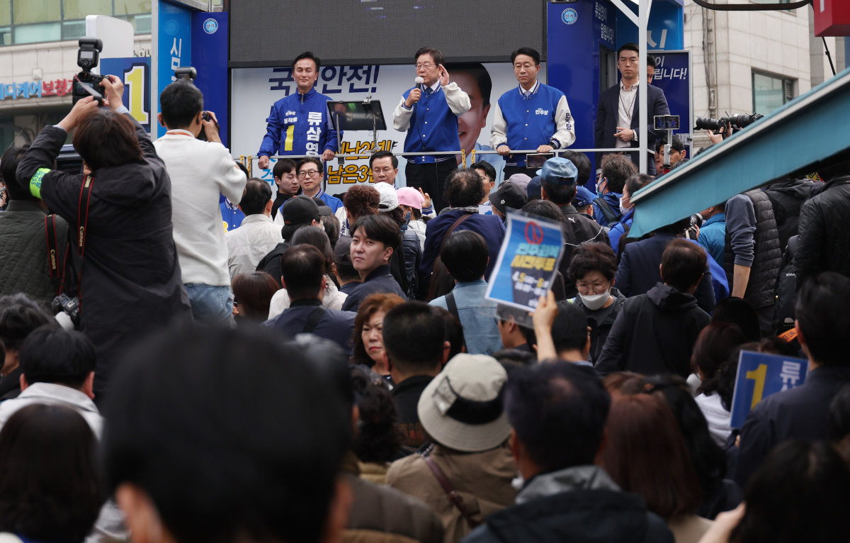 ▲<YONHAP PHOTO-3418> 이재명 대표, 류삼영 후보 지원유세    (서울=연합뉴스) 신준희 기자 = 더불어민주당 이재명 대표가 8일 동작구 남성사계시장 입구에서 류삼영 후보 지원 유세를 하고 있다. 2024.4.8    hama@yna.co.kr/2024-04-08 13:42:02/<저작권자 ⓒ 1980-2024 ㈜연합뉴스. 무단 전재 재배포 금지, AI 학습 및 활용 금지>