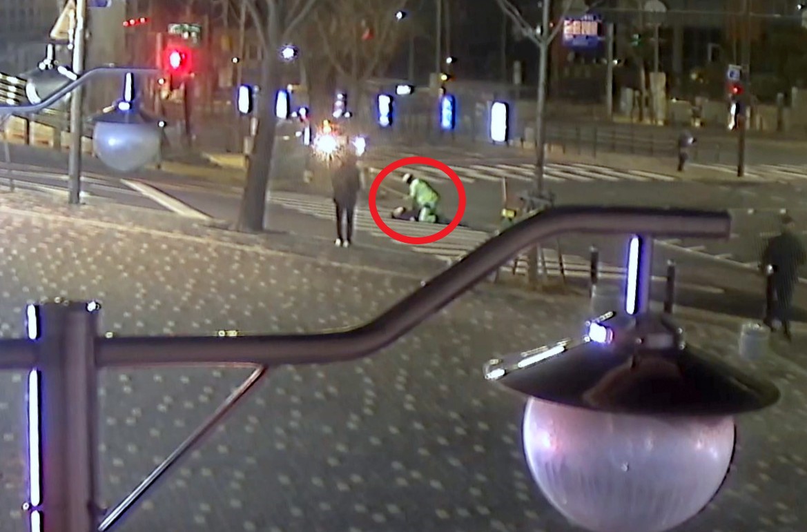 ▲심폐소생술로 시민의 생명 구한 서대문구청 환경공무관의 모습. (자료제공=서대문구)