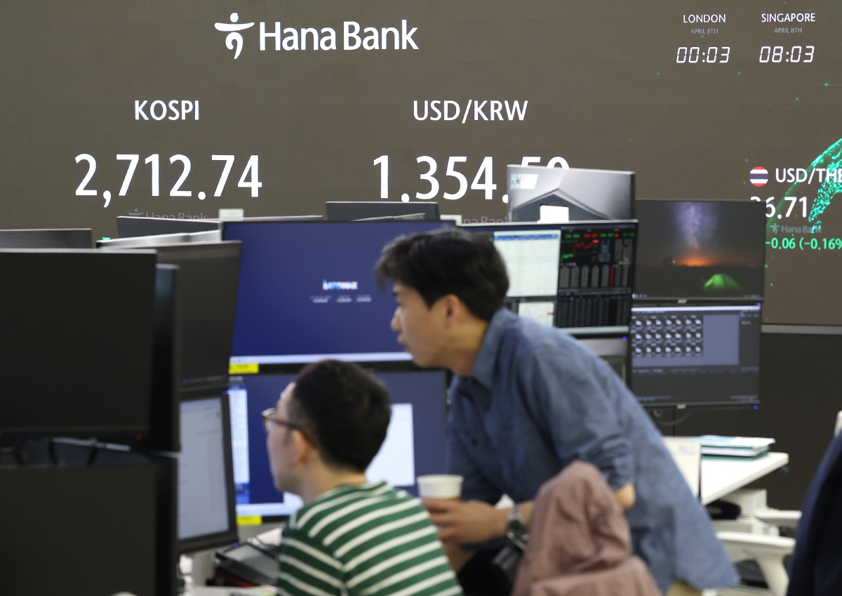 ▲8일 오전 서울 중구 하나은행 본점 딜링룸에서 직원들이 업무를 보고 있다. 연합뉴스