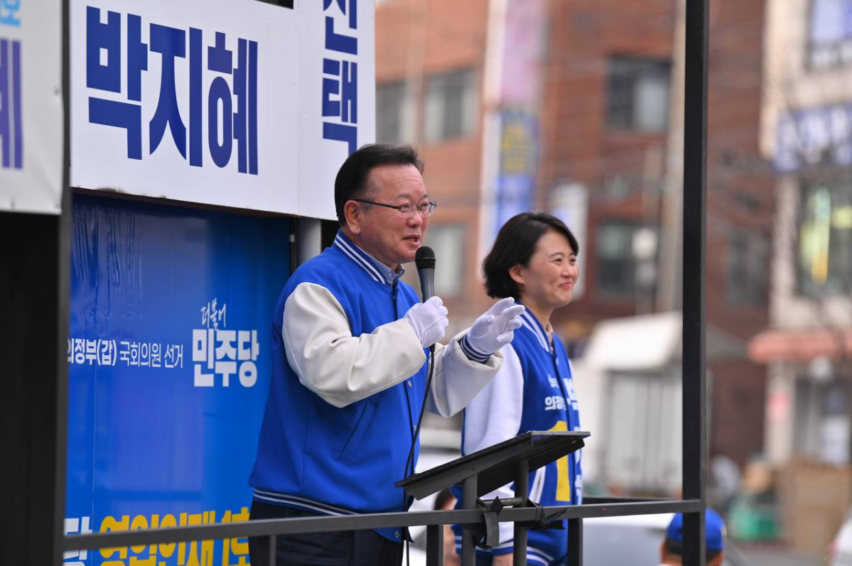 ▲김부겸 더불어민주당 상임공동선거대책위원장이 8일 경기 의정부 서부교차로 유세 현장에서 박지혜 민주당 의정부갑 후보 지지를 호소하고 있다. (박지혜 캠프 제공)