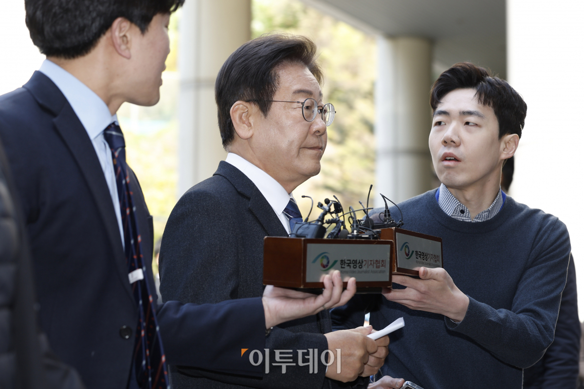 ▲이재명 더불어민주당 대표가 9일 서울 서초구 서울중앙지법에서 열린 대장동 배임 및 성남FC 뇌물 의혹 사건 1심 20차 공판에 출석하고 있다. 조현호 기자 hyunho@