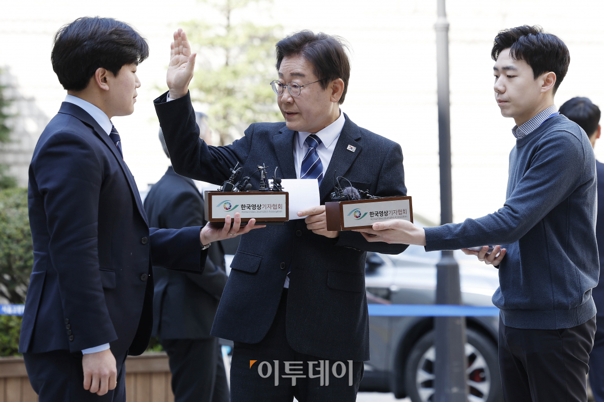 ▲이재명 더불어민주당 대표가 9일 서울 서초구 서울중앙지법에서 열린 대장동 배임 및 성남FC 뇌물 의혹 사건 1심 20차 공판에 출석하고 있다. 조현호 기자 hyunho@