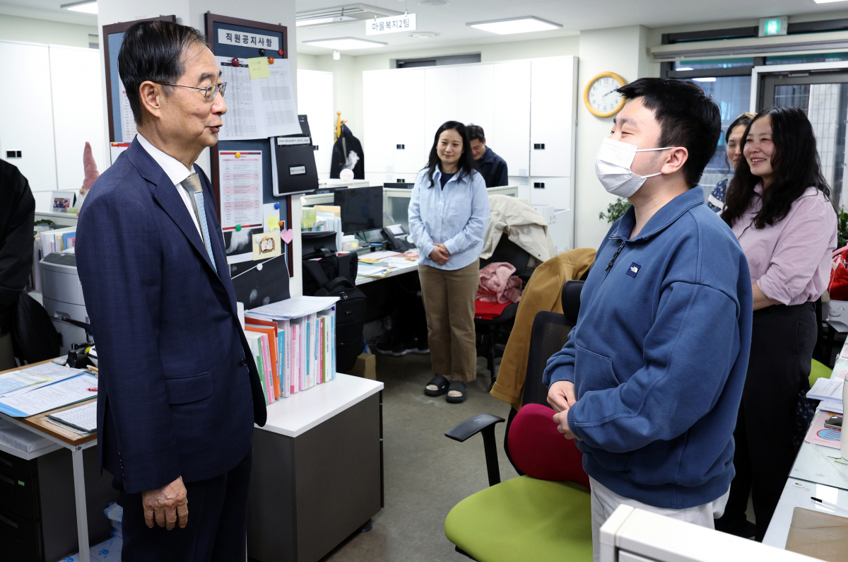 ▲한덕수 국무총리가 제22대 국회의원선거를 하루 앞둔 9일 오후 서울 종로구 삼일대로 종로 1234가동 주민센터에 마련된 투표소 현장점검을 마친 뒤 민원실에 들려 직원들을 격려한 뒤 선거일 근무를 하는 채재모 주무관과 대화하고 있다. 신태현 기자 holjjak@