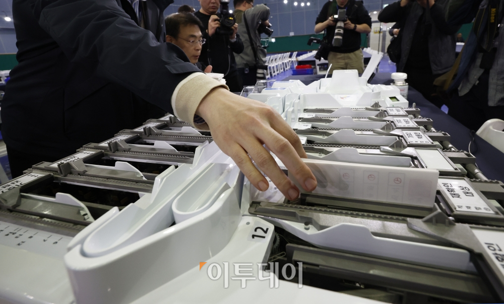 ▲제22대 국회의원 선거를 하루 앞둔 9일 서울 영등포구 다목적배드민턴체육관에 설치된 개표소에서 개표사무원들이 개표소 설비 및 분류기 최종모의시험을 하고 있다. 조현호 기자 hyunho@ (이투데이DB)