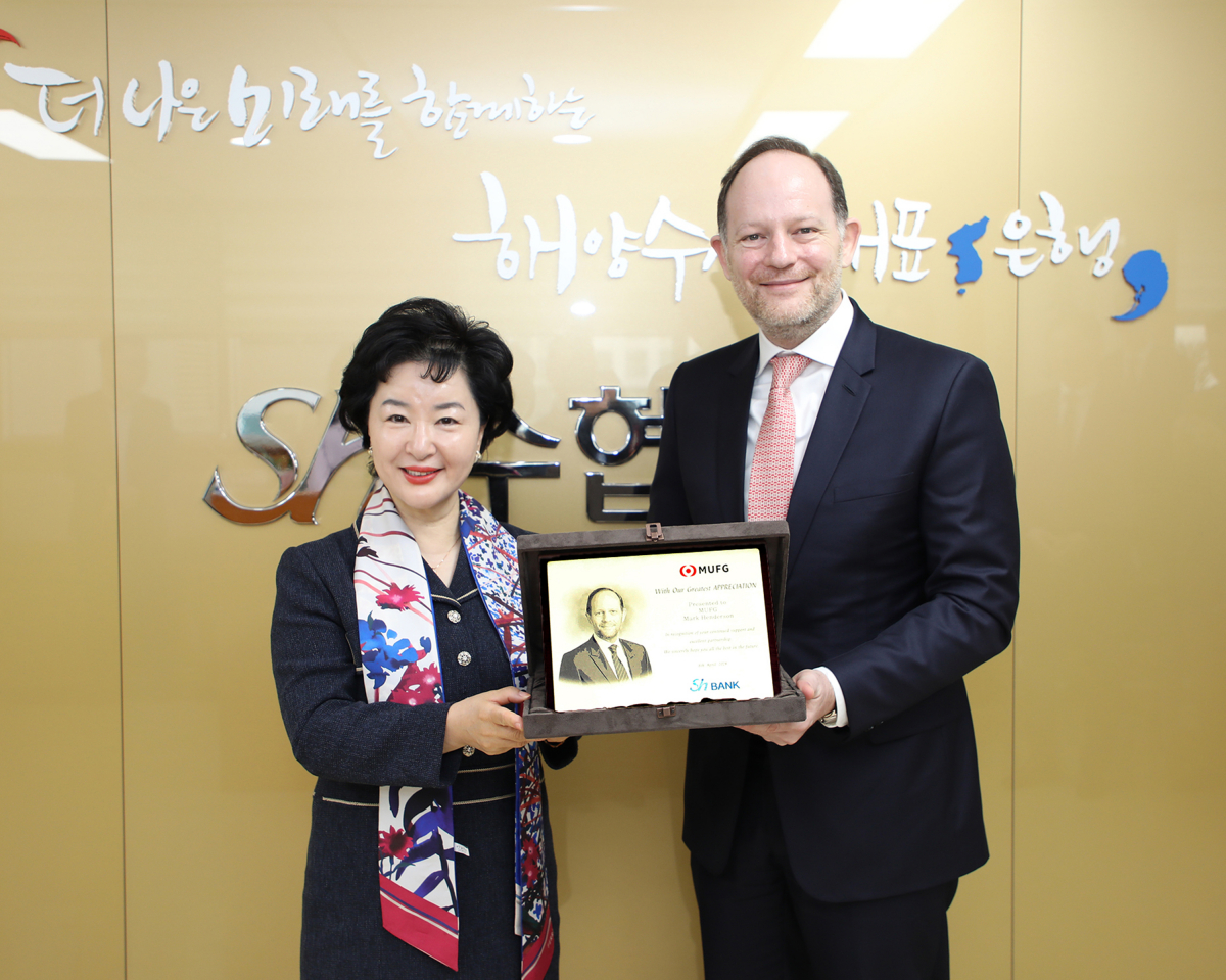 ▲강신숙(왼쪽) 수협은행장과 마크 헨더슨 MUFG은행 아시아지역 총괄대표가 8일 글로벌 경쟁력 강화 협력방안을 논의하기 위한 간담회를 마친 뒤 기념촬영을 하고 있다. (사진제공=Sh수협은행)