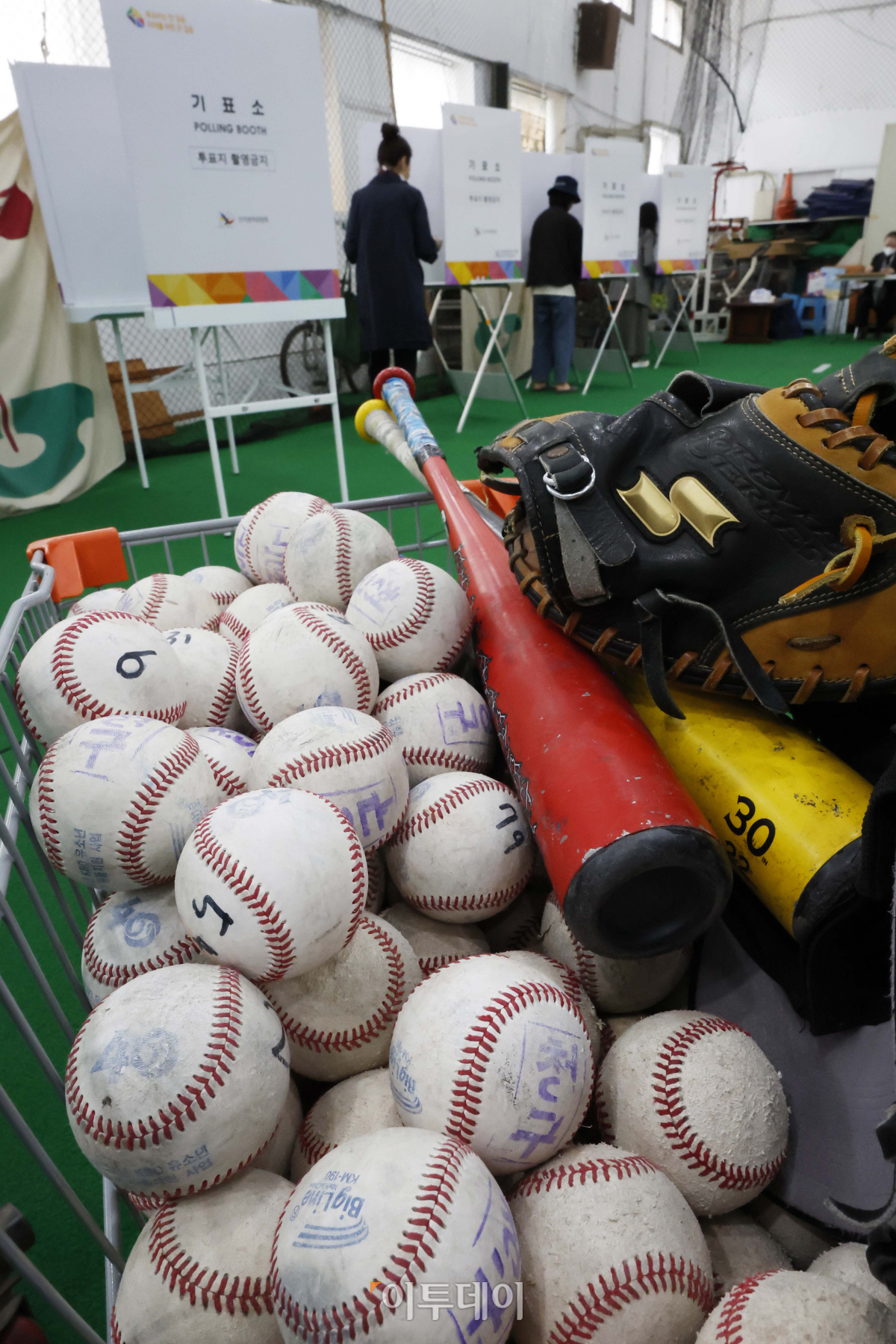 ▲제22대 국회의원선거일인 10일 서울 중구 청구동 제1투표소(청구초 야구부실내훈련장)에서 시민들이 투표를 하고 있다. 조현호 기자 hyunho@