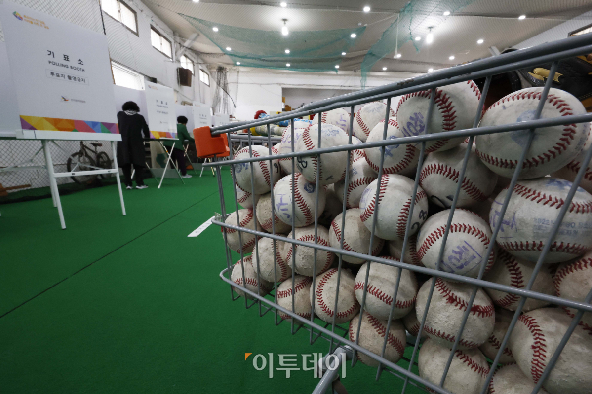 ▲제22대 국회의원선거일인 10일 서울 중구 청구동 제1투표소(청구초 야구부실내훈련장)에서 시민들이 투표를 하고 있다. 조현호 기자 hyunho@