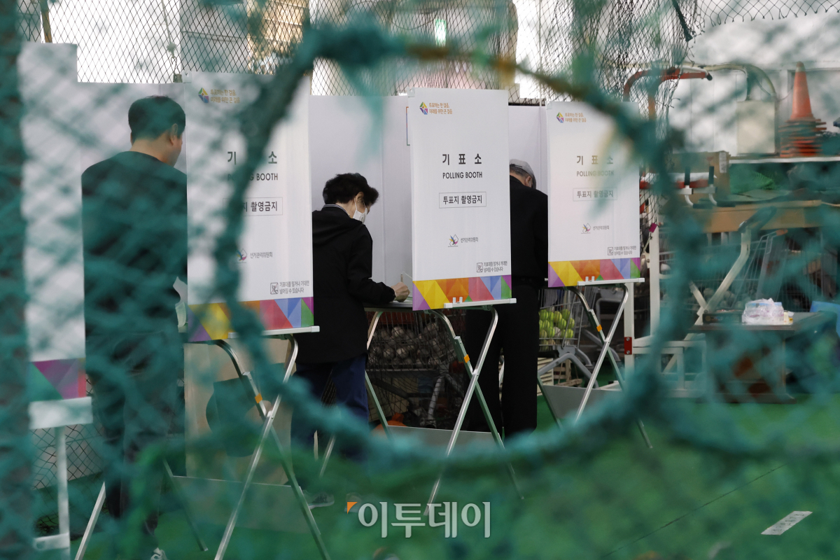 ▲제22대 국회의원선거일인 10일 서울 중구 청구동 제1투표소(청구초 야구부실내훈련장)에서 시민들이 투표를 하고 있다. 조현호 기자 hyunho@