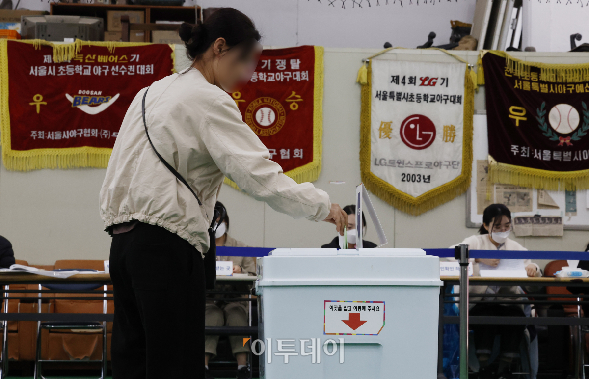 ▲제22대 국회의원선거일인 10일 서울 중구 청구동 제1투표소(청구초 야구부실내훈련장)에서 시민들이 투표를 하고 있다. 조현호 기자 hyunho@