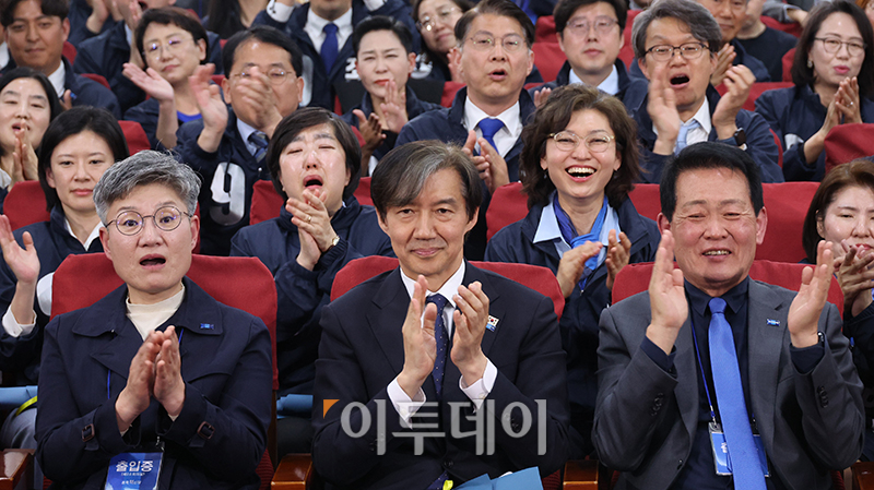 ▲조국 조국혁신당 대표가 10일 서울 여의도 국회 의원회관 개표 상황실에서 방송 3사 출구조사 결과 발표를 보며 환호하고 있다. 고이란 기자 photoeran@