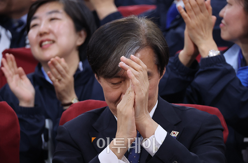 ▲조국 조국혁신당 대표가 10일 서울 여의도 국회 의원회관에 마련된 제22대 국회의원선거(총선) 개표 상황실에서 방송 3사 출구조사 결과 발표를 보며 환호하고 있다. 고이란 기자 photoeran@