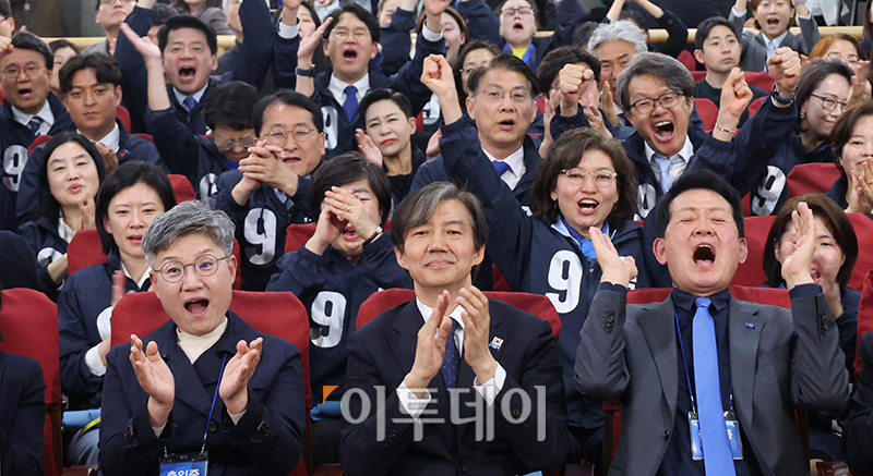 ▲조국 조국혁신당 대표가 10일 서울 여의도 국회 의원회관에 마련된 제22대 국회의원선거(총선) 개표 상황실에서 방송 3사 출구조사 결과 발표를 보며 환호하고 있다. 고이란 기자 photoeran@