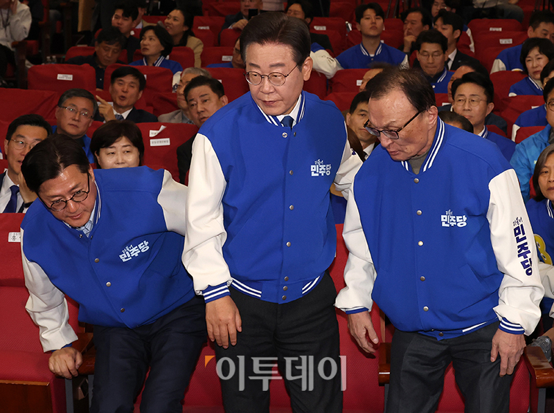 ▲이재명 더불어민주당 대표가 10일 서울 여의도 국회 의원회관에 마련된 제22대 국회의원선거 개표상황실에서 출구조사 결과 확인 후 개표상황실을 나서고 있다. 고이란 기자 photoeran@