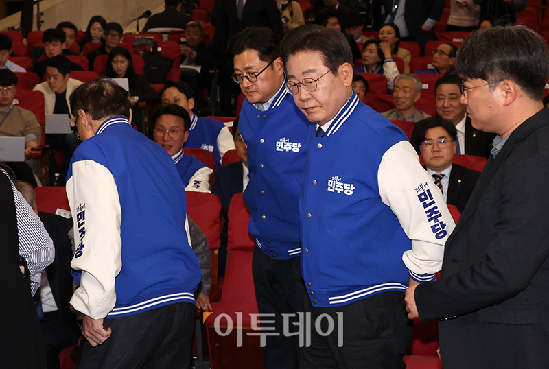 ▲이재명 더불어민주당 대표가 10일 서울 여의도 국회 의원회관에 마련된 제22대 국회의원선거 개표상황실에서 출구조사 결과 확인 후 개표상황실을 나서고 있다. 고이란 기자 photoeran@