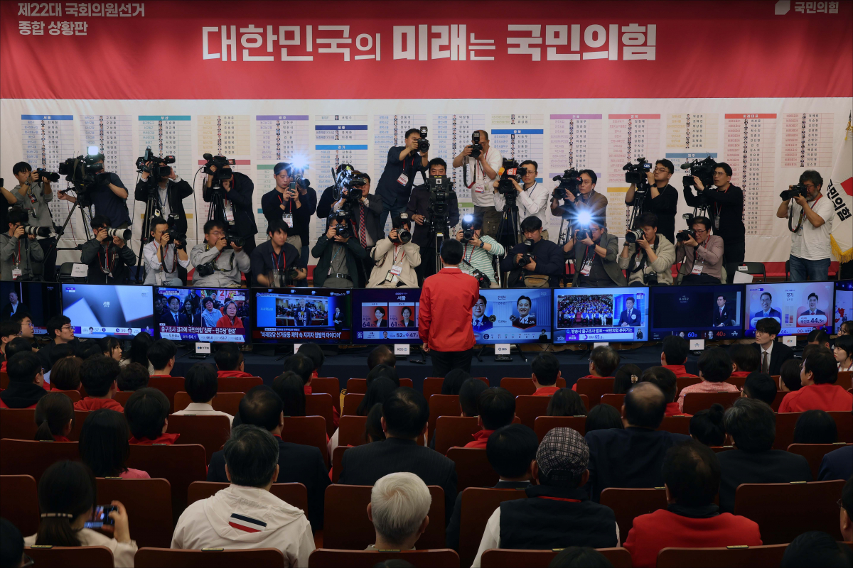 ▲한동훈 국민의힘 비상대책위원장이 10일 오후 서울 여의도 국회도서관 대강당에 마련된 국민의힘 제22대 국회의원선거 개표상황실에서 출구조사 시청 후 입장을 발표하고 있다. 신태현 기자 holjjak@