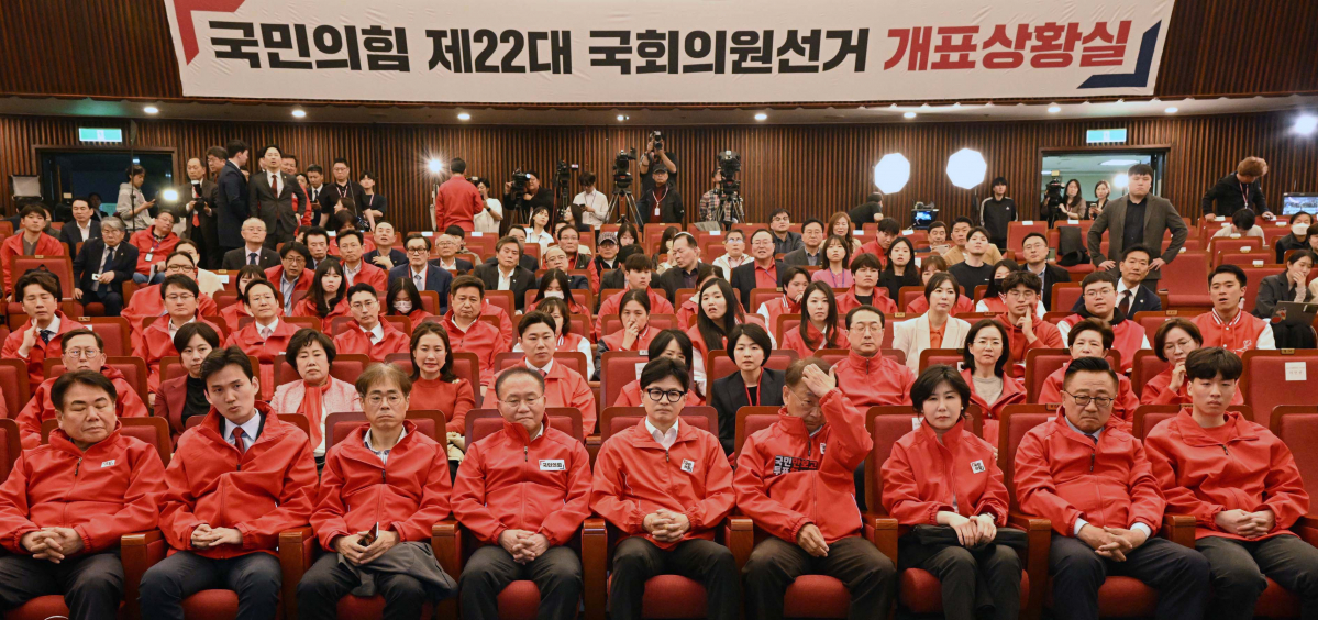 ▲제22대 국회의원선거일인 10일 서울 여의도 국회도서관에 마련된 국민의힘 총선 개표상황실에서 한동훈 국민의힘 총괄선대위원장, 윤재옥 공동선대위원장 등이 개표방송을 지켜보고 있다. 신태현 기자 holjjak@