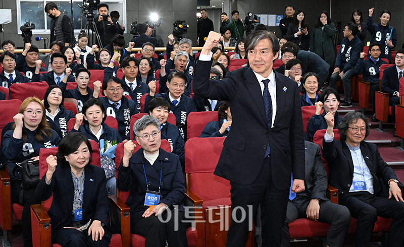 ▲10일  서울 여의도 국회 의원회관 회의실에 마련된 조국혁신당의 22대 국회의원선거 개표상황실에 조국대표를 비롯한 시도당위원장, 24명의 비례의원후보와 당직자들이 참석해 개표방송을 지켜본후 환호 하고있다. 고이란 기자 photoeran@