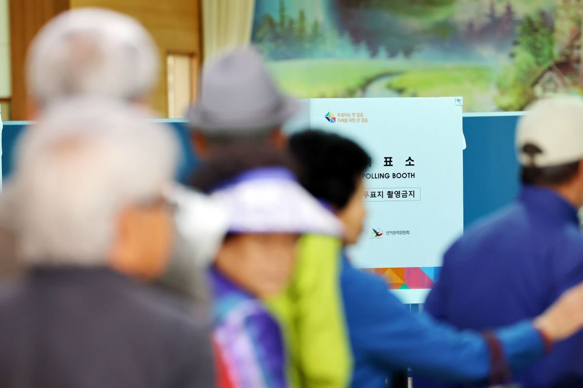 ▲제22대 국회의원 선거일인 10일 오전 전남 곡성군 고달초등학교에 마련된 고달면 제1투표소에서 노인들이 투표하기 위해 기다리고 있다. (연합뉴스)