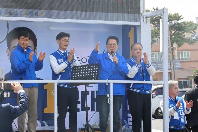 ▲박지원 전 국정원장(왼쪽 세 번째), 이종걸 전 의원(맨 왼쪽), 강창일 전 주일대사(맨 오른쪽)가 7일 오후 제주시 오일시장을 찾아 제22대 국회의원 선거 제주시갑에 출마한 더불어민주당 문대림 후보(왼쪽 두 번째)에 대한 지원 유세를 하고 있다. (연합뉴스)