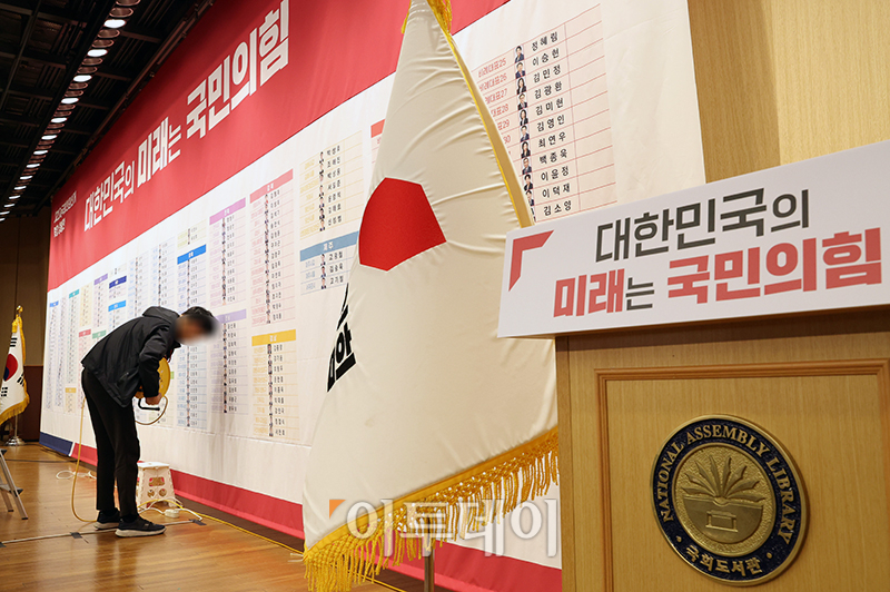 ▲제22대 국회의원 선거 투표일인 10일 밤 서울 여의도 국회도서관에 마련된 국민의힘 개표상황실에서 출구조사 시청 후 한동훈 비대위원장이 떠나고 관계자들이 설비를 철거하고 있다. 고이란 기자 photoeran@